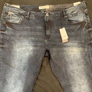 Men’s jeans (new)  relaxed fit are flexible.